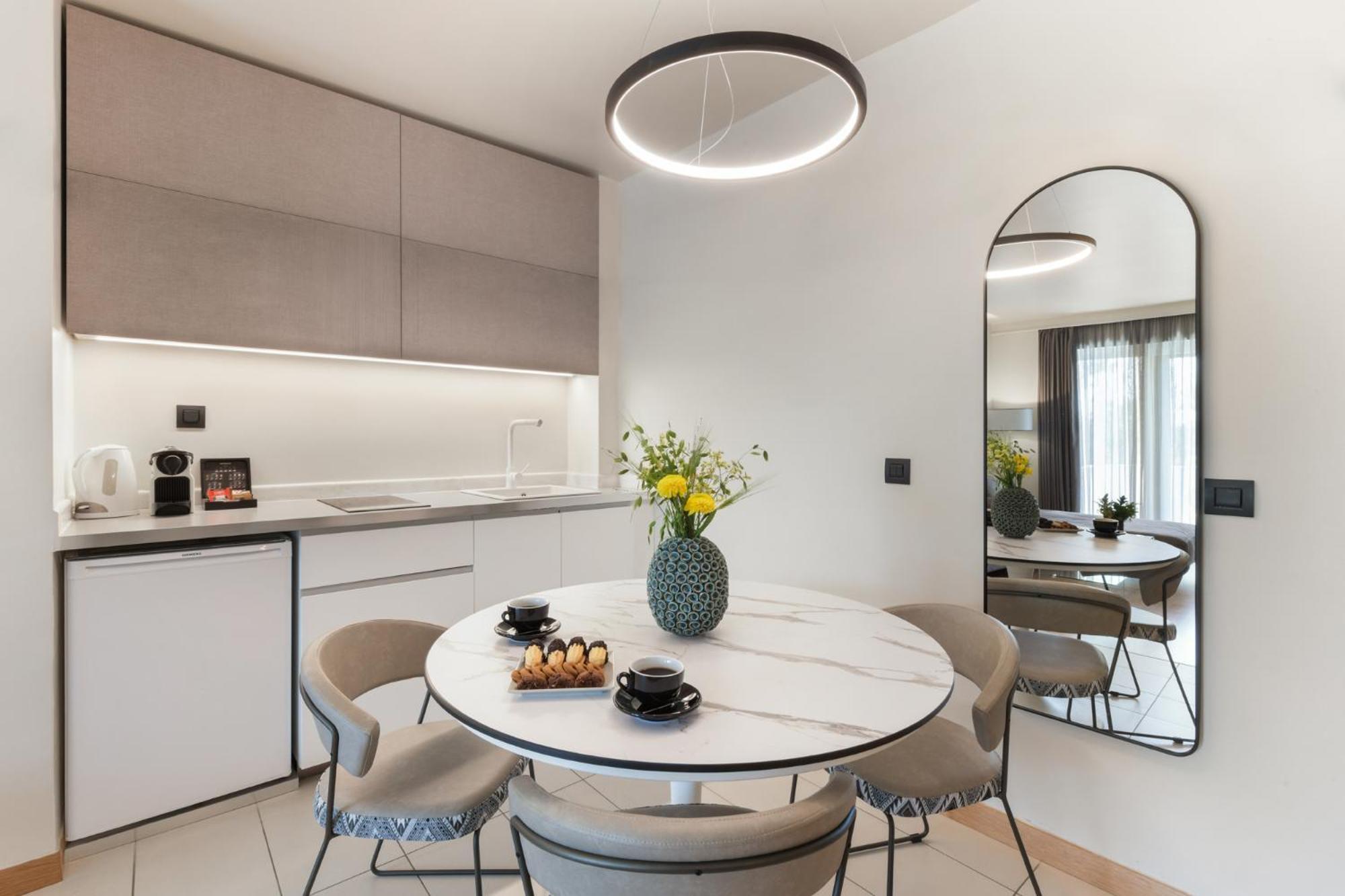 Blazer Suites Hotel Athena Bagian luar foto