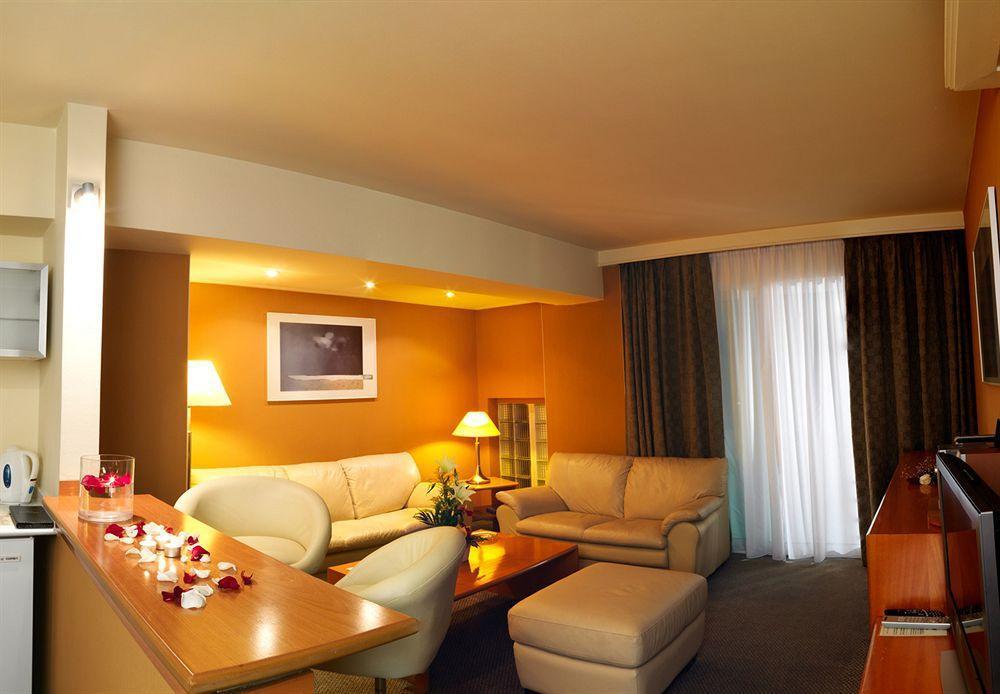 Blazer Suites Hotel Athena Bagian luar foto