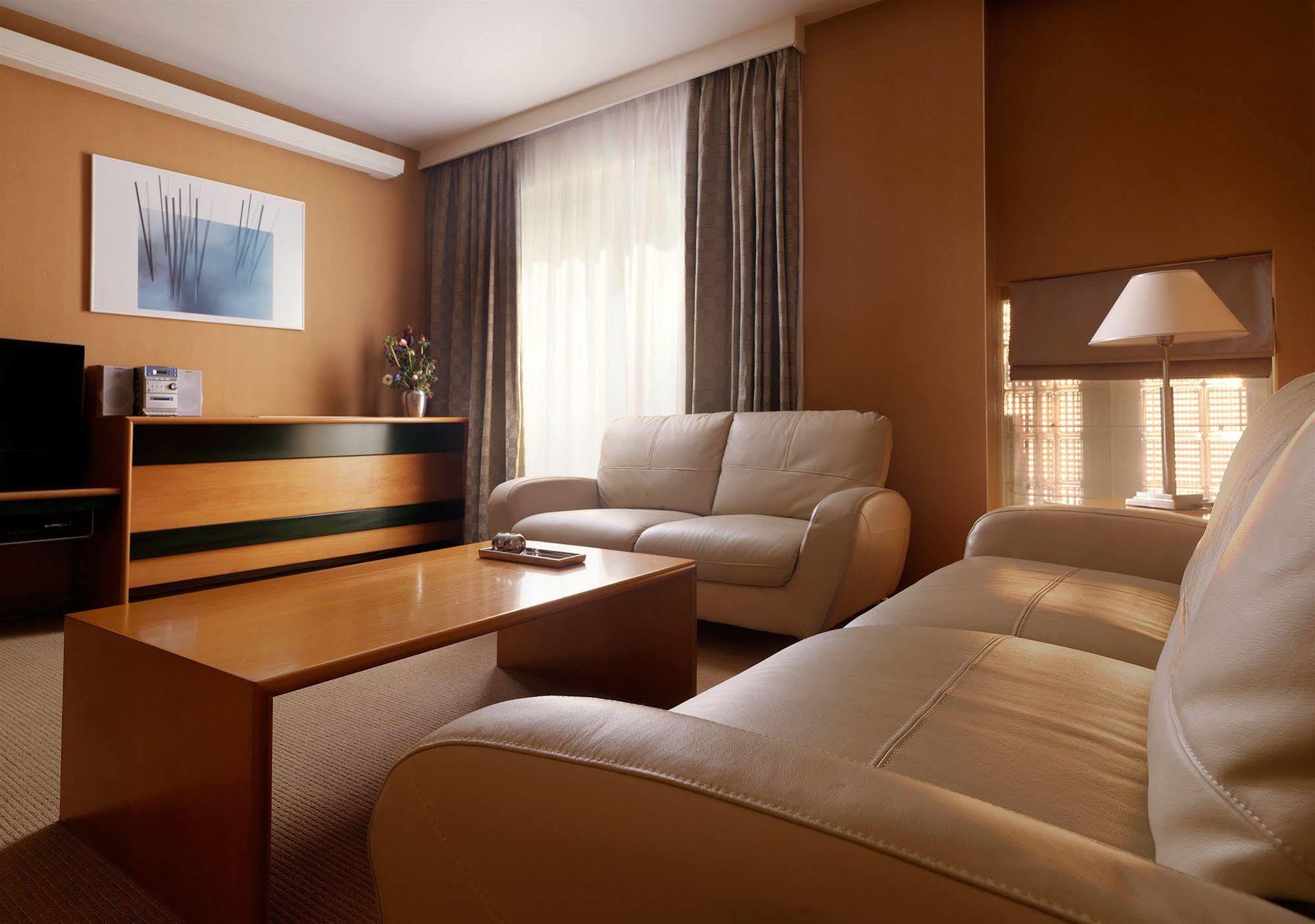 Blazer Suites Hotel Athena Bagian luar foto